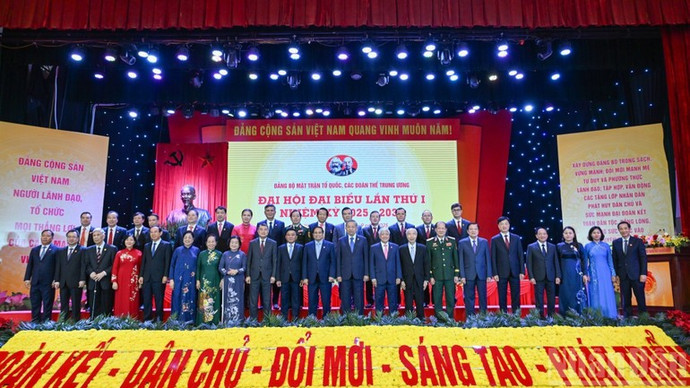 Tổng Bí thư Tô Lâm cùng các đồng chí lãnh đạo, nguyên lãnh đạo Đảng, Nhà nước và các đại biểu dự Đại hội đại biểu Đảng bộ Mặt trận Tổ quốc, các đoàn thể Trung ương lần thứ I. (Ảnh: DUY LINH)