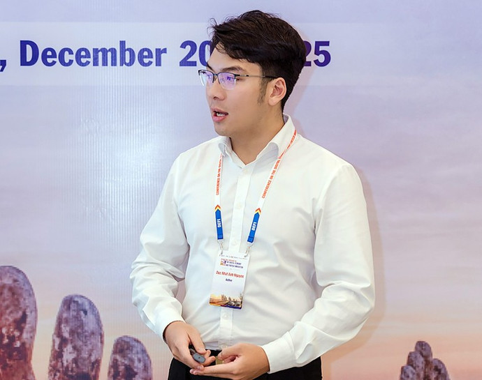 Nhật Anh trình bày công trình nghiên cứu tại một hội thảo khoa học quốc tế.