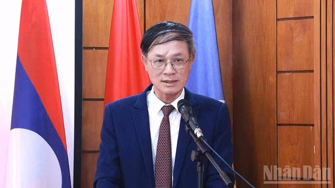 Đại biện lâm thời Đại sứ quán Việt Nam tại Lào Phan Minh Chiến chủ trì buổi họp báo. (Ảnh: DUY TOÀN)