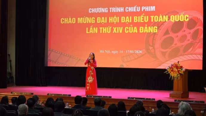 Tiết mục biểu diễn của nữ ca sĩ Cẩm Tú.