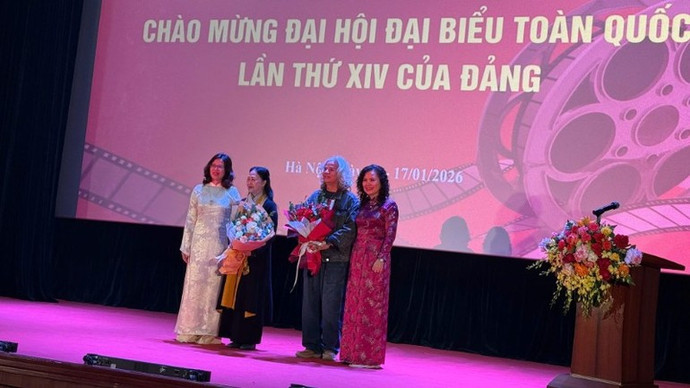 Lãnh đạo Viện Phim Việt Nam tặng hoa Nghệ sĩ Nhân dân Như Quỳnh và Nghệ sĩ Ưu tú Vũ Đình Thân.