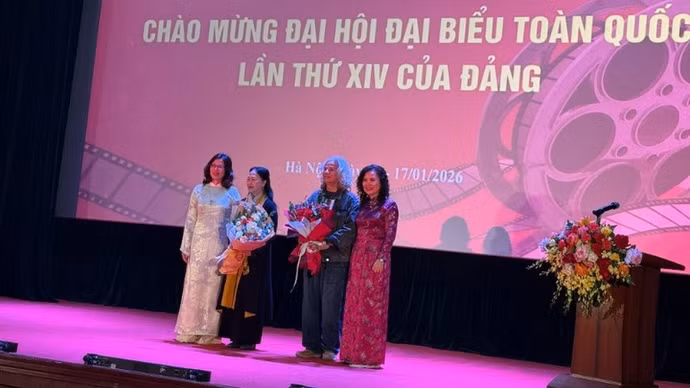 Lãnh đạo Viện Phim Việt Nam tặng hoa Nghệ sĩ Nhân dân Như Quỳnh và Nghệ sĩ Ưu tú Vũ Đình Thân.