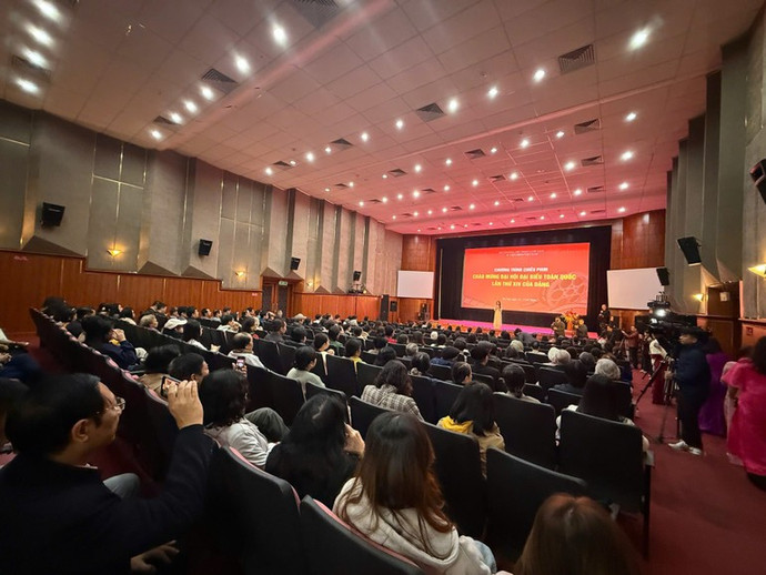 Khán giả đến dự lễ khai mạc và xem phim chật kín rạp Ngọc Khánh.