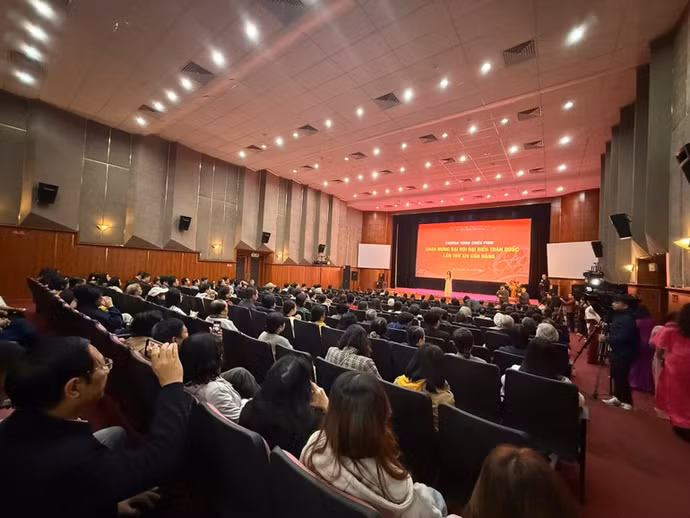 Khán giả đến dự lễ khai mạc và xem phim chật kín rạp Ngọc Khánh.