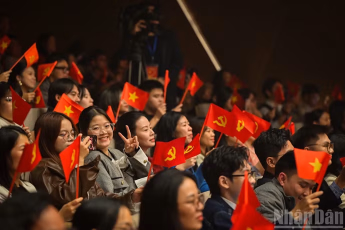 Các khán giả trẻ hào hứng với các tiết mục trong chương trình nghệ thuật chính luận "Mãi mãi niềm tin theo Đảng".