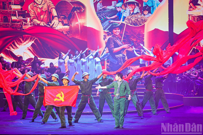 Chương trình được xây dựng theo kết cấu liền mạch, gồm ba chương nghệ thuật mang tính khái quát và biểu tượng cao.