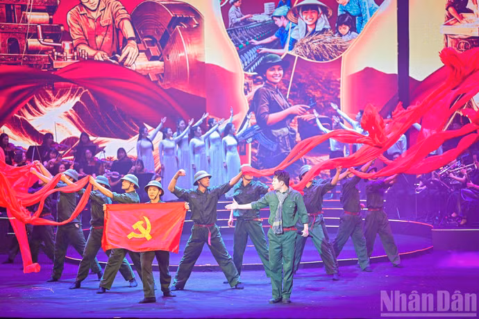 Chương trình được xây dựng theo kết cấu liền mạch, gồm ba chương nghệ thuật mang tính khái quát và biểu tượng cao.