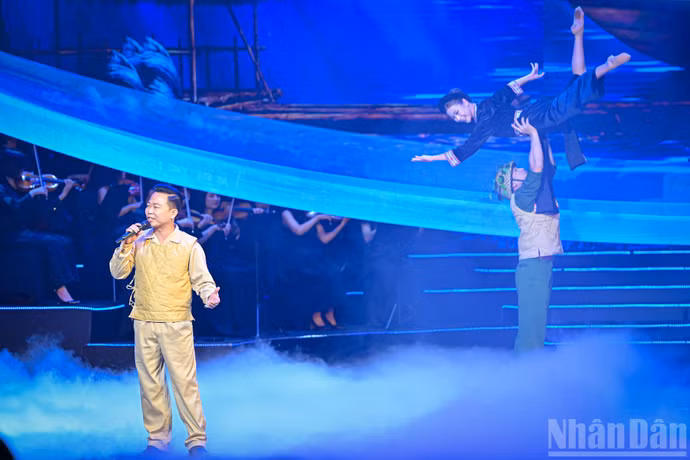 Thông qua ngôn ngữ âm nhạc kết hợp giữa dàn nhạc semi-classic, âm nhạc điện ảnh và công nghệ trình diễn hiện đại, chương trình truyền tải tinh thần đổi mới tiếp tục được thắp sáng trong kỷ nguyên chuyển đổi số, kinh tế tri thức và hội nhập toàn cầu.