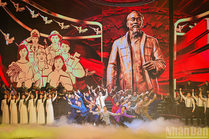 Phần mở đầu tái hiện ánh sáng của Đảng soi đường cho cách mạng Việt Nam, khơi dậy sức mạnh Nhân dân và khát vọng độc lập, tự do.