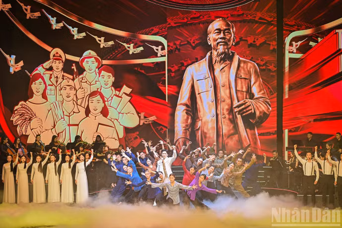 Phần mở đầu tái hiện ánh sáng của Đảng soi đường cho cách mạng Việt Nam, khơi dậy sức mạnh Nhân dân và khát vọng độc lập, tự do.