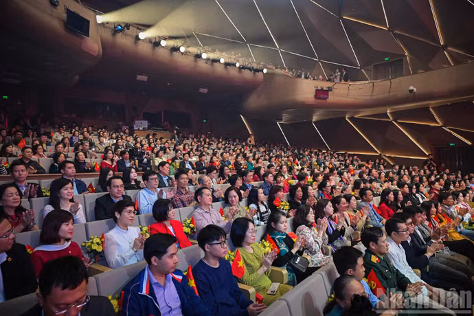 Đông đảo khán giả tham dự chương trình.