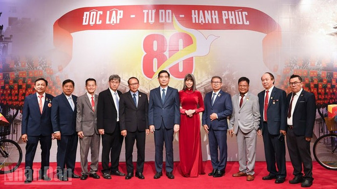 Ông Nguyễn Văn Hòa (ngoài cùng, bên phải) tham dự lễ kỷ niệm 80 năm Quốc khánh Việt Nam tại Thái Lan. (Ảnh: MINH THẮNG)