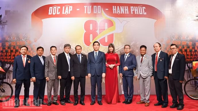 Ông Nguyễn Văn Hòa (ngoài cùng, bên phải) tham dự lễ kỷ niệm 80 năm Quốc khánh Việt Nam tại Thái Lan. (Ảnh: MINH THẮNG)