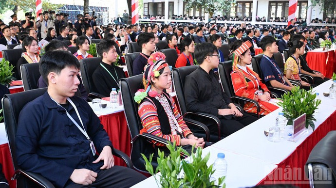 Học sinh Trường Phổ thông Vùng cao Việt Bắc tham dự lễ khởi công. (Ảnh: Trần Hải)