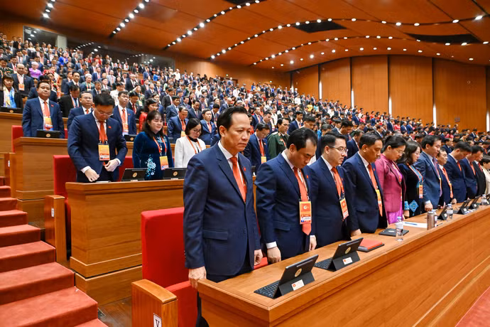 Đại hội dành một phút mặc niệm đồng chí cố Tổng Bí thư Nguyễn Phú Trọng và các đồng chí Ủy viên Trung ương Đảng đã mất trong nhiệm kỳ Đại hội XIII.