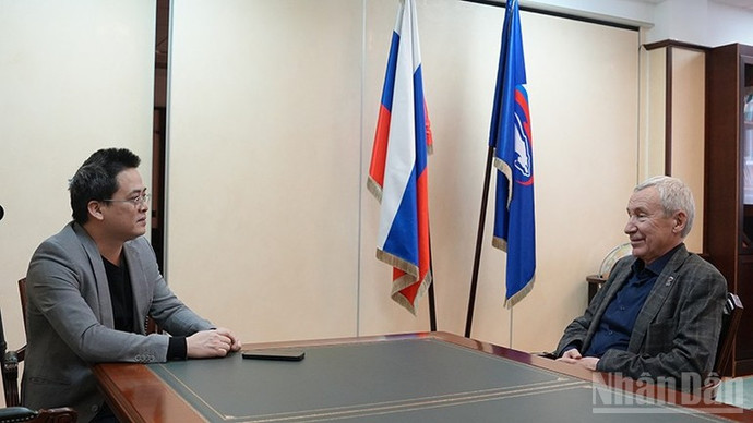 Ủy viên Đoàn Chủ tịch Hội đồng tối cao Đảng Nước Nga Thống nhất Andrey Klimov trả lời phỏng vấn phóng viên Báo Nhân Dân thường trú tại Nga. (Ảnh: NGUYỄN HOÀNG)