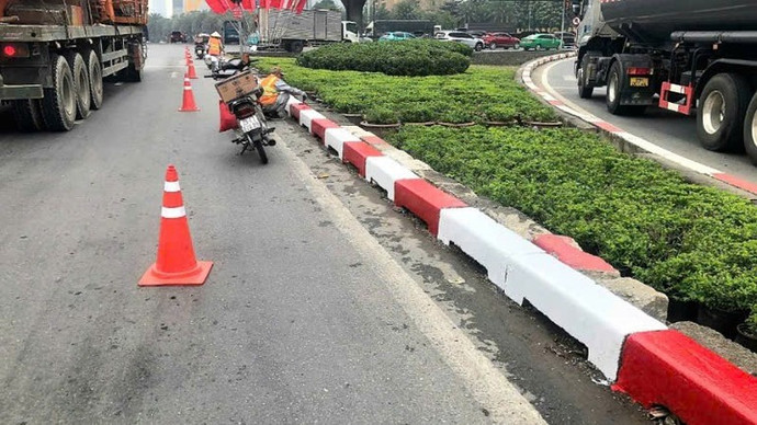 Công nhân vệ sinh sạch sẽ bụi bẩn, bảo đảm cảnh quan đô thị khang trang, sạch đẹp.