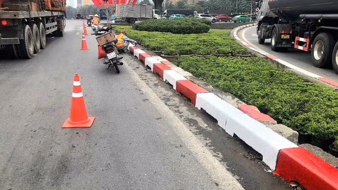 Công nhân vệ sinh sạch sẽ bụi bẩn, bảo đảm cảnh quan đô thị khang trang, sạch đẹp.