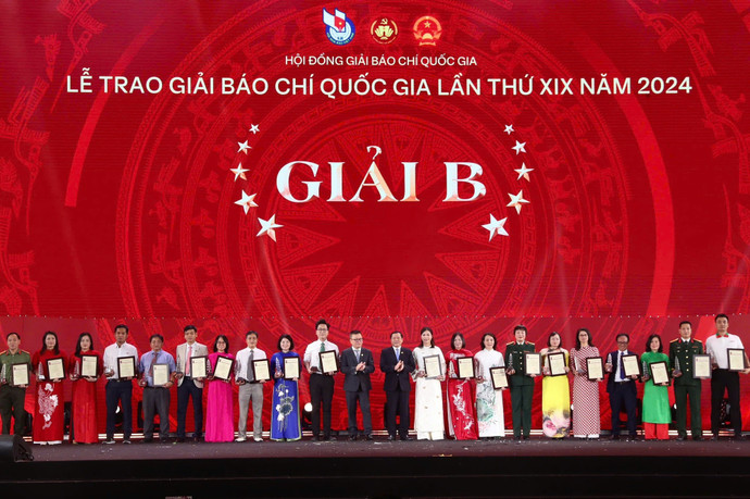 Đồng chí Lại Xuân Môn, Ủy viên Trung ương Đảng, Phó Trưởng Ban Thường trực, Ban Tuyên giáo và Dân vận Trung ương và đồng chí Lê Quốc Minh, Ủy viên Trung ương Đảng, Phó Trưởng Ban Tuyên giáo và Dân vận Trung ương, Tổng Biên tập Báo Nhân Dân, Chủ tịch Hội Nhà báo Việt Nam trao Giải B cho các tác giả đạt giải Báo chí Quốc gia lần thứ 19 năm 2024. (Ảnh: NHẬT BẮC)