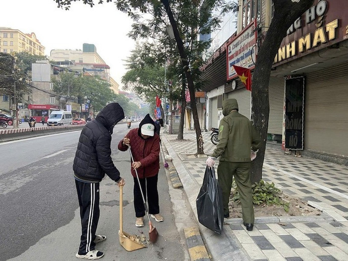 Người dân trên địa bàn phường tham gia làm sạch đường phố. (Ảnh: Hà Phương)