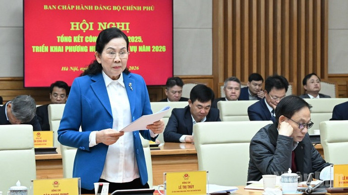 Phó Bí thư chuyên trách Đảng ủy Chính phủ Lê Thị Thủy báo cáo tại hội nghị. (Ảnh: TRẦN HẢI)