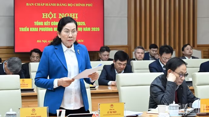 Phó Bí thư chuyên trách Đảng ủy Chính phủ Lê Thị Thủy báo cáo tại hội nghị. (Ảnh: TRẦN HẢI)