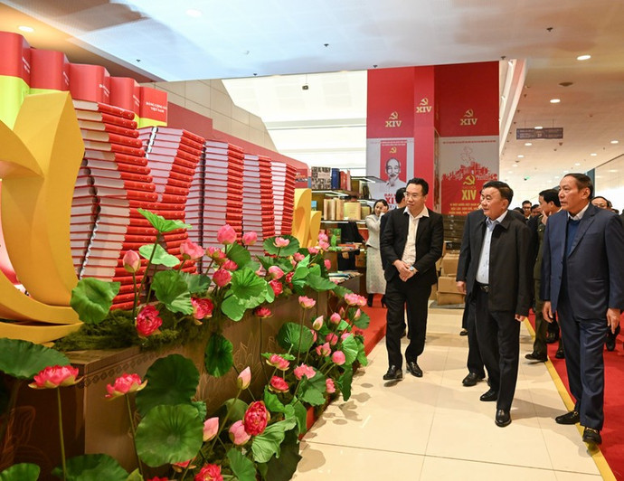 Thường trực Ban Bí thư Trần Cẩm Tú, Trưởng Tiểu ban Tổ chức phục vụ Đại hội kiểm tra sơ duyệt công tác tổ chức Đại hội XIV của Đảng. (Ảnh: DUY LINH)