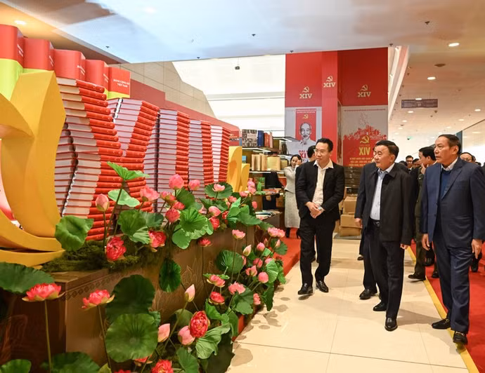 Thường trực Ban Bí thư Trần Cẩm Tú, Trưởng Tiểu ban Tổ chức phục vụ Đại hội kiểm tra sơ duyệt công tác tổ chức Đại hội XIV của Đảng. (Ảnh: DUY LINH)