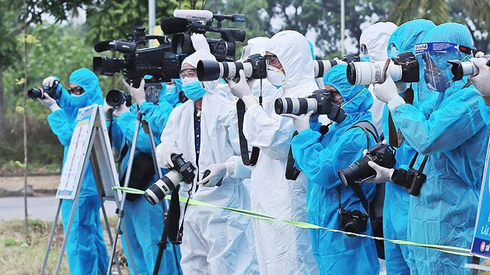 Đội ngũ phóng viên tác nghiệp tại vùng dịch. (Ảnh: DUY LINH/Báo Nhân Dân)