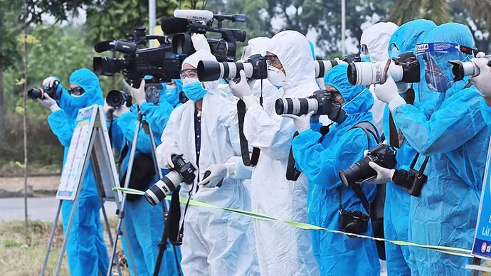 Đội ngũ phóng viên tác nghiệp tại vùng dịch. (Ảnh: DUY LINH/Báo Nhân Dân)