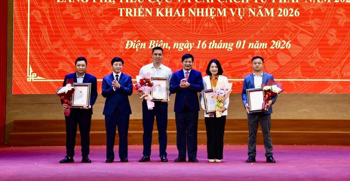 Các đồng chí lãnh đạo Tỉnh ủy, Hội đồng nhân dân tỉnh Điện Biên trao giải B cho các tác giả, đại diện nhóm tác giả.