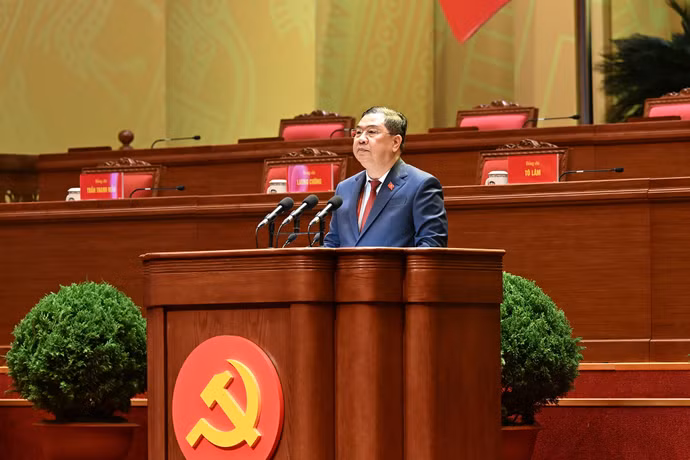 Đồng chí Phạm Gia Túc, Ủy viên Trung ương Đảng, Chánh Văn phòng Trung ương Đảng phát biểu, đề nghị Đại hội dành 1 phút mặc niệm tưởng nhớ cố Tổng Bí thư Nguyễn Phú Trọng và các đồng chí Ủy viên BCH TƯ khóa XIII đã từ trần trong nhiệm kỳ Đại hội XIII.