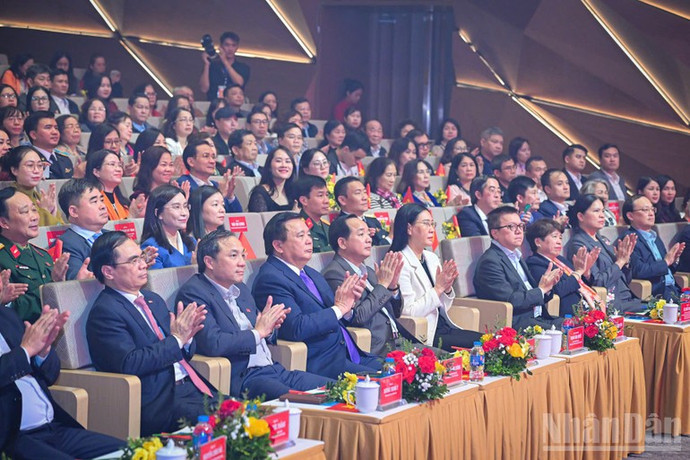 Các đại biểu tham dự chương trình.