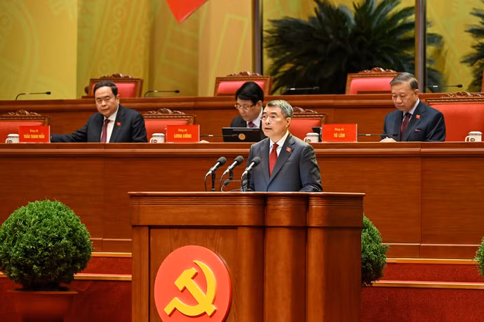 Đồng chí Lê Minh Hưng, Ủy viên Bộ Chính trị, Bí thư Trung ương Đảng, Trưởng Ban Tổ chức Trung ương báo cáo tiếp thu ý kiến các đoàn đại biểu góp ý vào quy chế làm việc của Đại hội và toàn văn dự thảo Quy chế làm việc đã tiếp thu ý kiến các đoàn đại biểu.