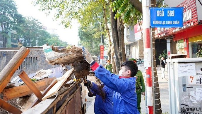 Các lực lượng ra quân dọn dẹp, tổng vệ sinh môi trường. (Ảnh: Nguyên Anh)