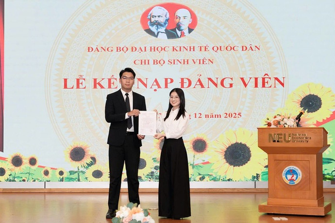 Nhật Anh trong buổi lễ kết nạp đảng viên khi còn ngồi ghế giảng đường Đại học Kinh tế Quốc dân.