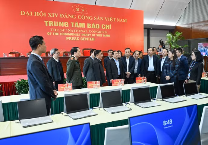 Thường trực Ban Bí thư Trần Cẩm Tú kiểm tra Trung tâm Báo chí Đại hội XIV. (Ảnh: DUY LINH)