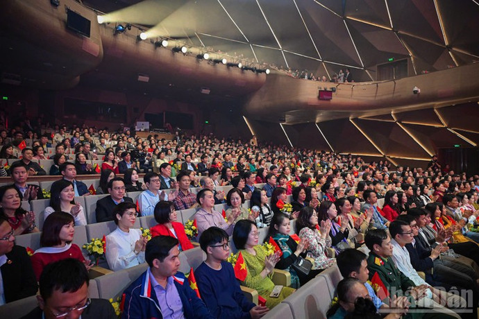 Đông đảo khán giả tham dự chương trình.