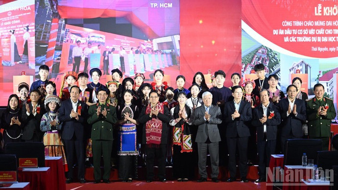 Thủ tướng Phạm Minh Chính, các đồng chí lãnh đạo với các cháu học sinh tại lễ khởi công. (Ảnh: Trần Hải)