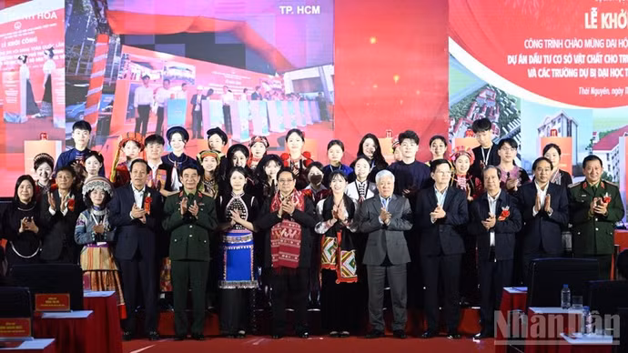 Thủ tướng Phạm Minh Chính, các đồng chí lãnh đạo với các cháu học sinh tại lễ khởi công. (Ảnh: Trần Hải)