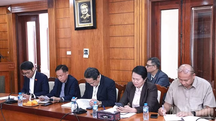 Các đại biểu, phóng viên Lào tham dự buổi họp báo. (Ảnh: DUY TOÀN)