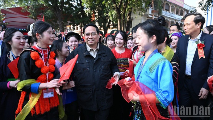 Học sinh Trường Phổ thông Vùng cao Việt Bắc chào đón Thủ tướng Chính phủ Phạm Minh Chính. (Ảnh: Trần Hải)