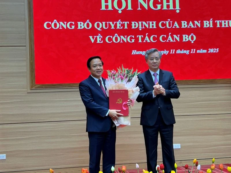 Phó Trưởng ban Tổ chức Trung ương Nguyễn Quang Dương trao quyết định và tặng hoa cho Phó Bí thư Tỉnh ủy Hưng Yên Phạm Quang Ngọc.