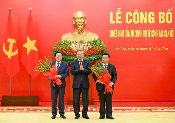 Tổng Bí thư tặng hoa các đồng chí Phan Đình Trạc và Nguyễn Xuân Thắng. (Ảnh: DUY LINH)