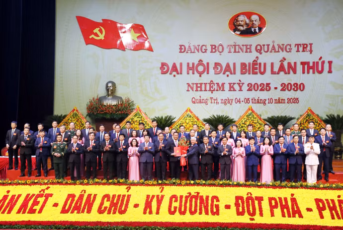 vna-potal-tien-toi-dai-hoi-xiv-cua-dang-khai-mac-dai-hoi-dai-bieu-dang-bo-tinh-quang-tri-lan-thu-nhat-8318109.jpg