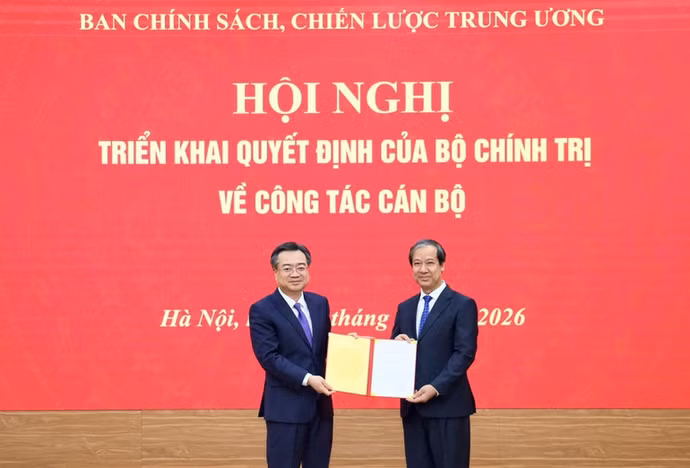 Trưởng ban Chính sách, chiến lược Trung ương trao quyết định của Bộ Chính trị cho đồng chí Nguyễn Kim Sơn