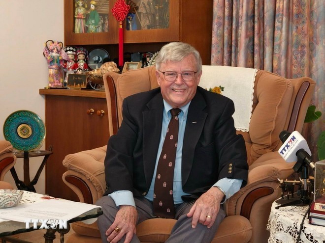 Giáo sư Carl Thayer, thuộc Học viện Quốc phòng Australia, Đại học New South Wales. (Ảnh: Trung Trang/TTXVN) Giáo sư Carl Thayer, thuộc Học viện Quốc phòng Australia, Đại học New South Wales. (Ảnh: Trung Trang/TTXVN)