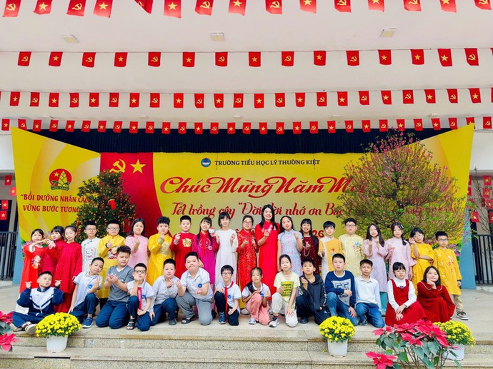 Cô và trò Trường tiểu học Lý Thường Kiệt (Hà Nội) hưởng ứng Tết trồng cây "Đời đời nhớ ơn Bác Hồ".