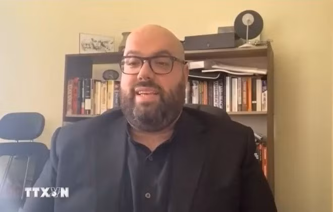 Ông Amiad Horowitz, Phóng viên của tờ People’s World, Thành viên đảng Cộng sản Mỹ, trả lời phỏng vấn phóng viên TTXVN tại Washington D.C. (Ảnh: Cơ quan thường trú TTXVN tại Washington)
