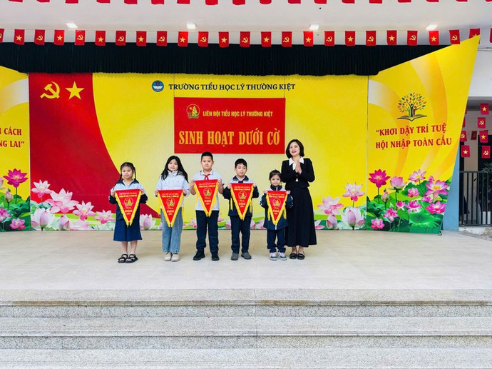 Cùng với tri thức, trẻ em cũng cần được tiếp cận nhiều hơn với các hoạt động ngoại khóa.